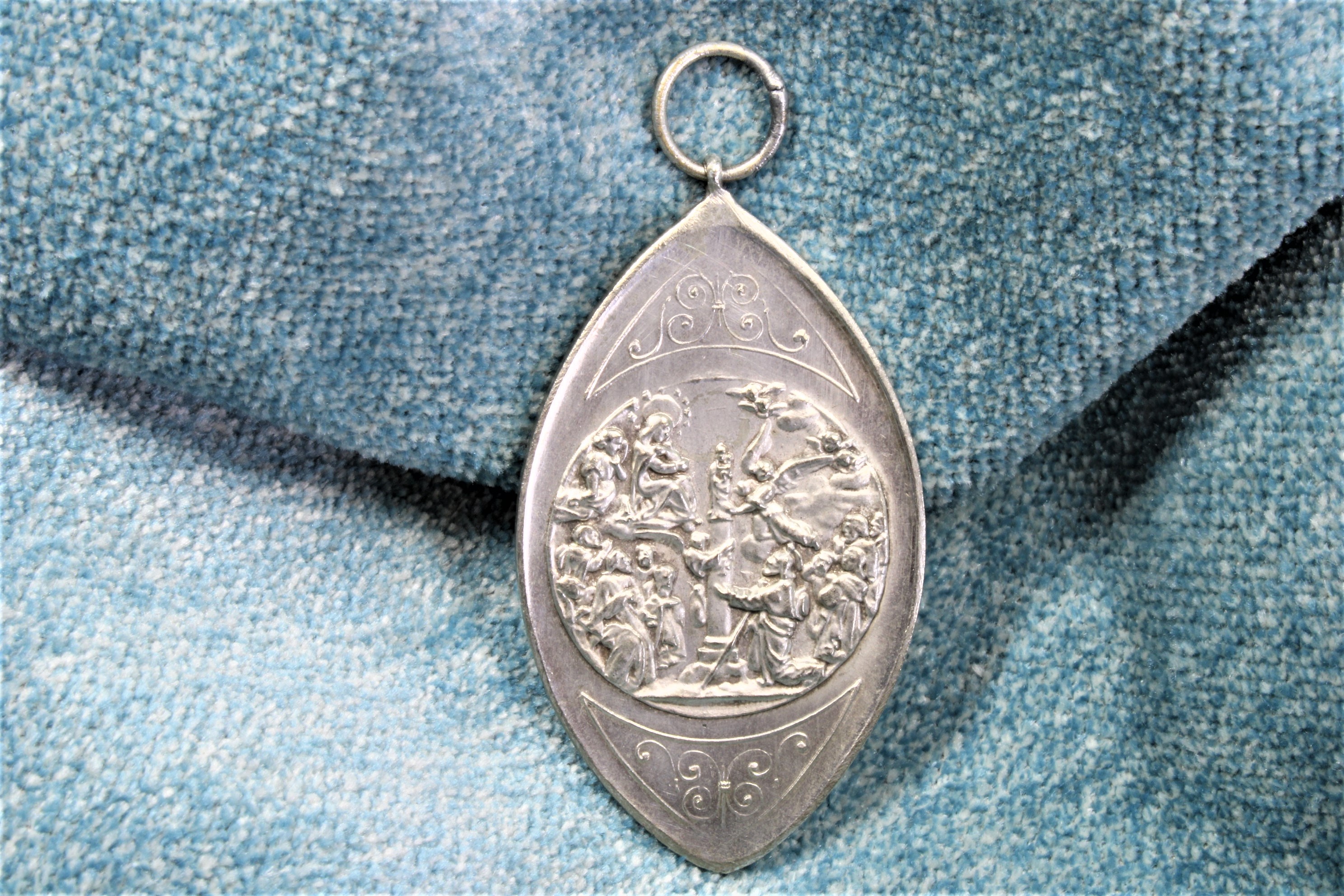 Antiques - LADY OF THE PILAR MEDAL IN HER ANGELIC CHAPEL.