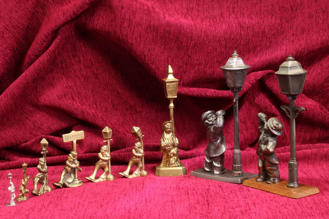 Antiques - MAN ON A POLE. COLLECTION OF TWELVE PIECES. S.XX (T)