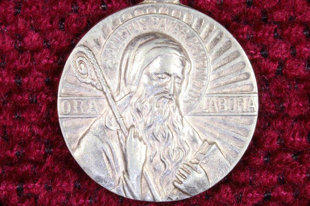 Antiguedades de medal sanctus pater benedictus ora labora