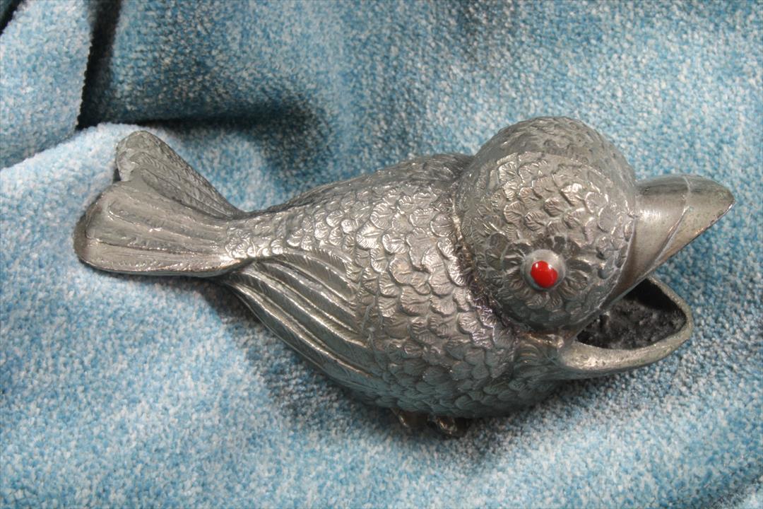 Antiques - METAL BIRD. RED EYES. WIDE MOUTH. (T)