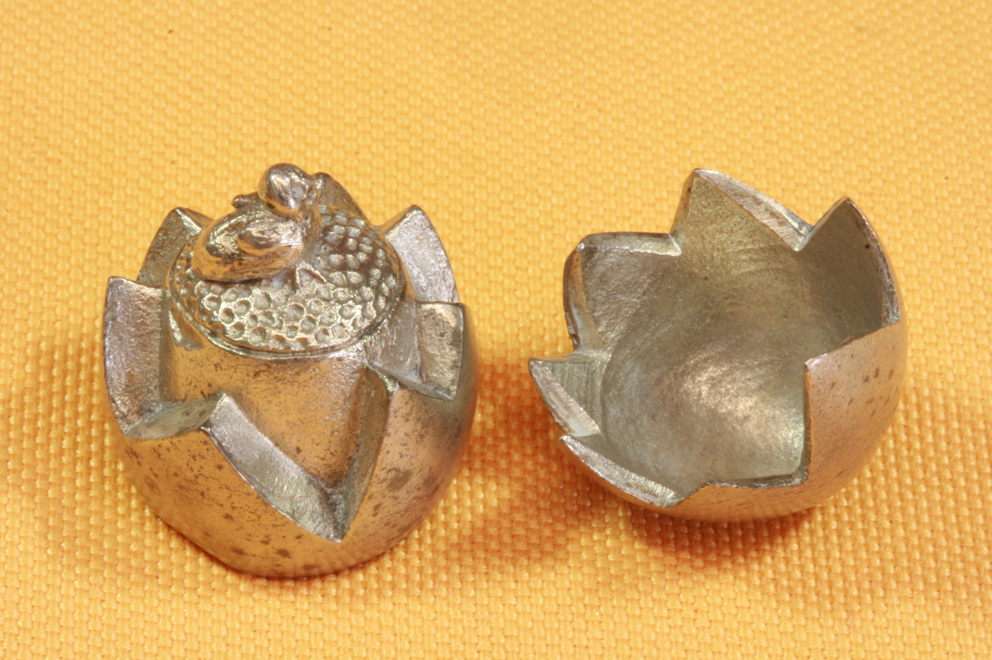 Antiques - MINIATURE EGG WITH CHICK. SXX