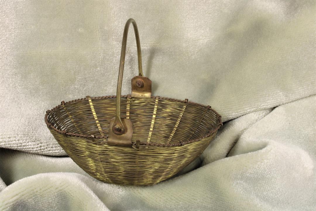 Antiques - MINIATURE WIRE BASKET. GOLDEN. HANDMADE. (T)