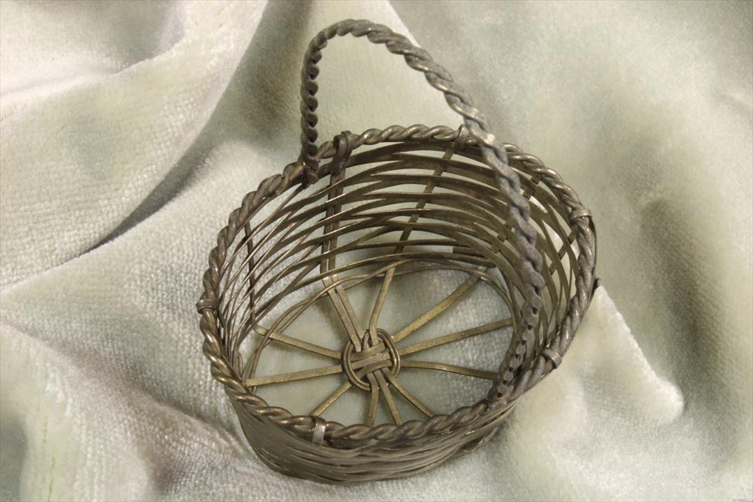 Antiques - MINIATURE WIRE BASKET. HAND MADE. SILVER BRASS. (T)