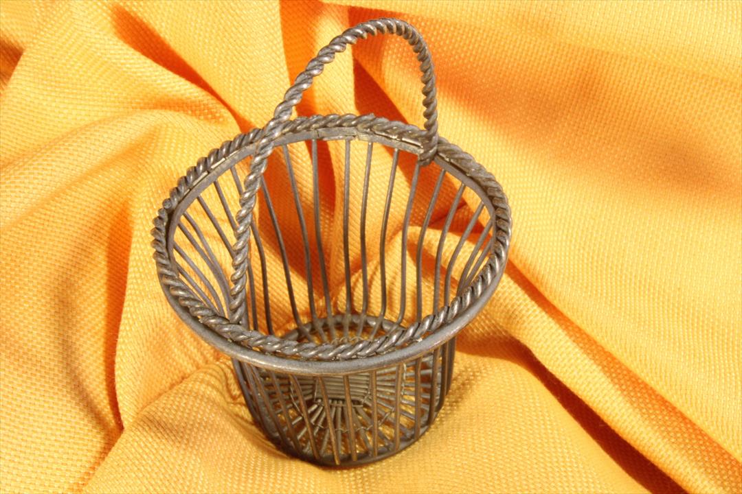 Antiques - MINIATURE WIRE BASKET. HANDMADE. ROUND. (T)