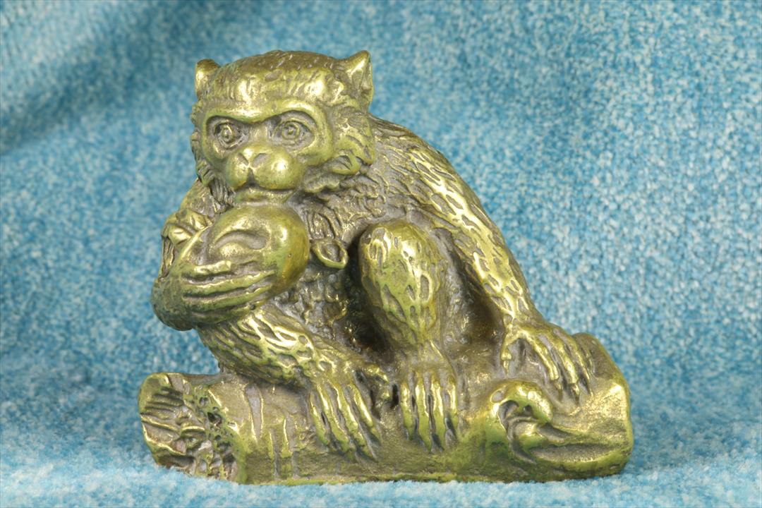 Antiques - MONKEY WITH APPLE SCULPTURE. SMALL BRONZE. S.XIX. (T)