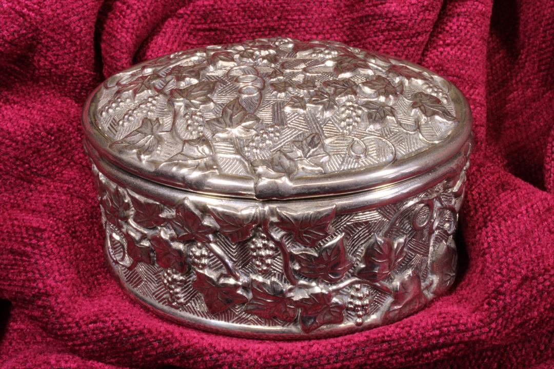 Antiques - OVAL METAL BOX WITH LINING. MODERNIST STYLE. (T)