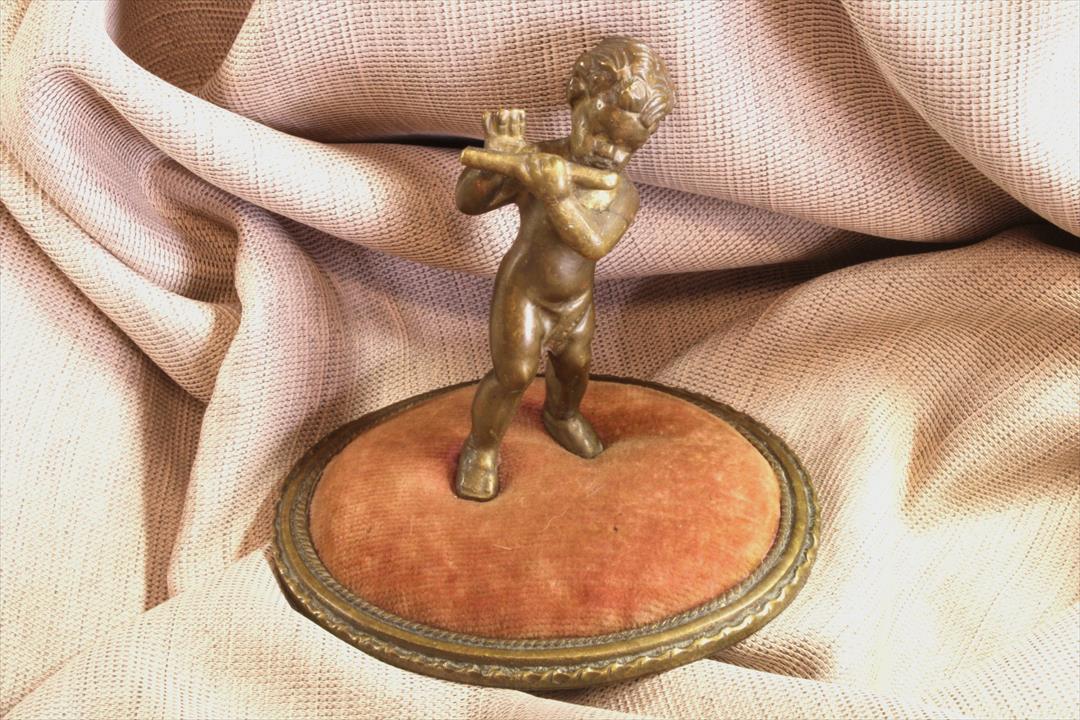 Antiques - PINCUSHION WITH BRONZE CHILD. S.XIX. (T)