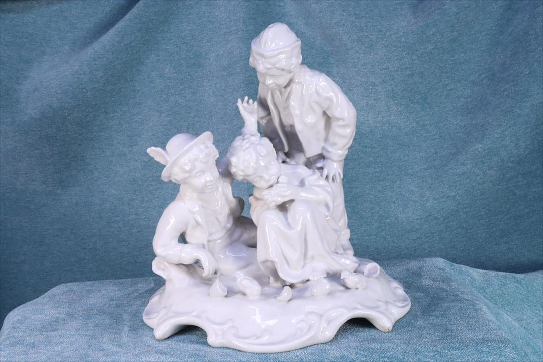 Antiques - PORCELAIN SCULPTURE. THREE CHILDREN WITH BIRDS. (T)