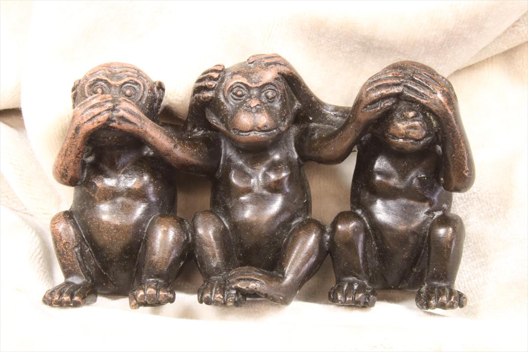 Antiques - SCULPTURE THREE RARE WISE MONKEYS. S.XIX. BRONZE. (T)