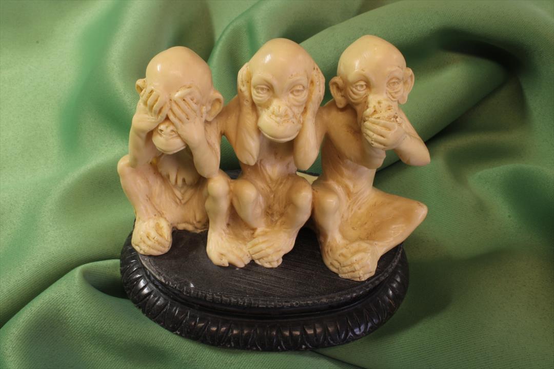 Antiques - SCULPTURE THREE WISE MONKEYS. BALD. (T)