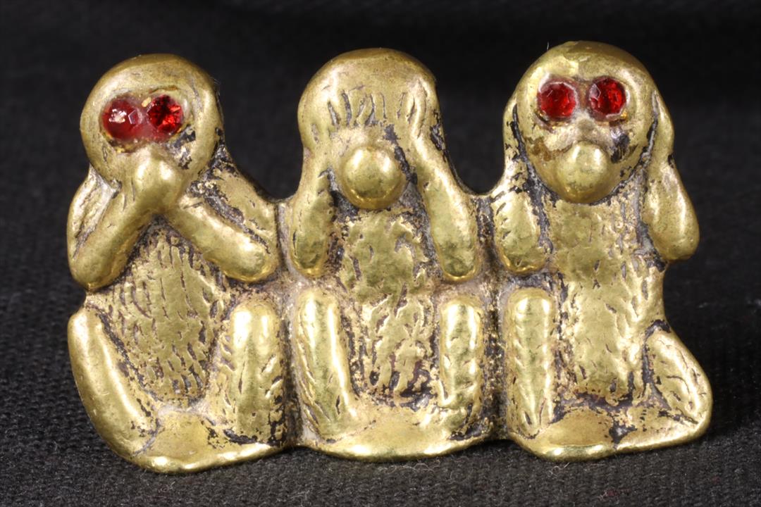 Antiques - SCULPTURE THREE WISE MONKEYS. GARNET EYES (T)