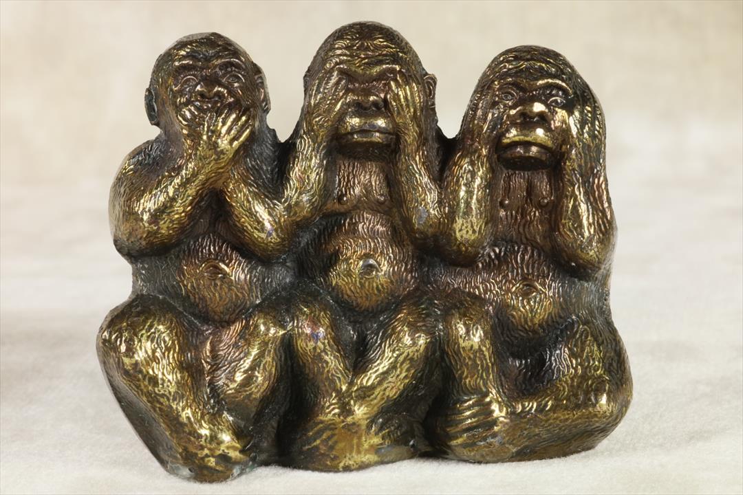 Antiques - SCULPTURE THREE WISE MONKEYS. HOLES. S.XX (T)