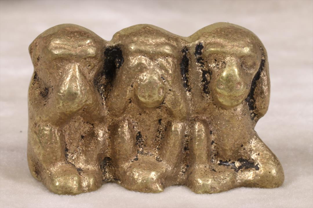 Antiques - SCULPTURE THREE WISE MONKEYS. MINIATURE. SIGNED PEETHOE. (T)