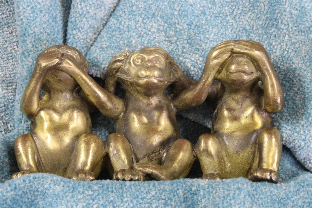 Antiques - SCULPTURE THREE WISE MONKEYS. TAILS AND FEET. (T)