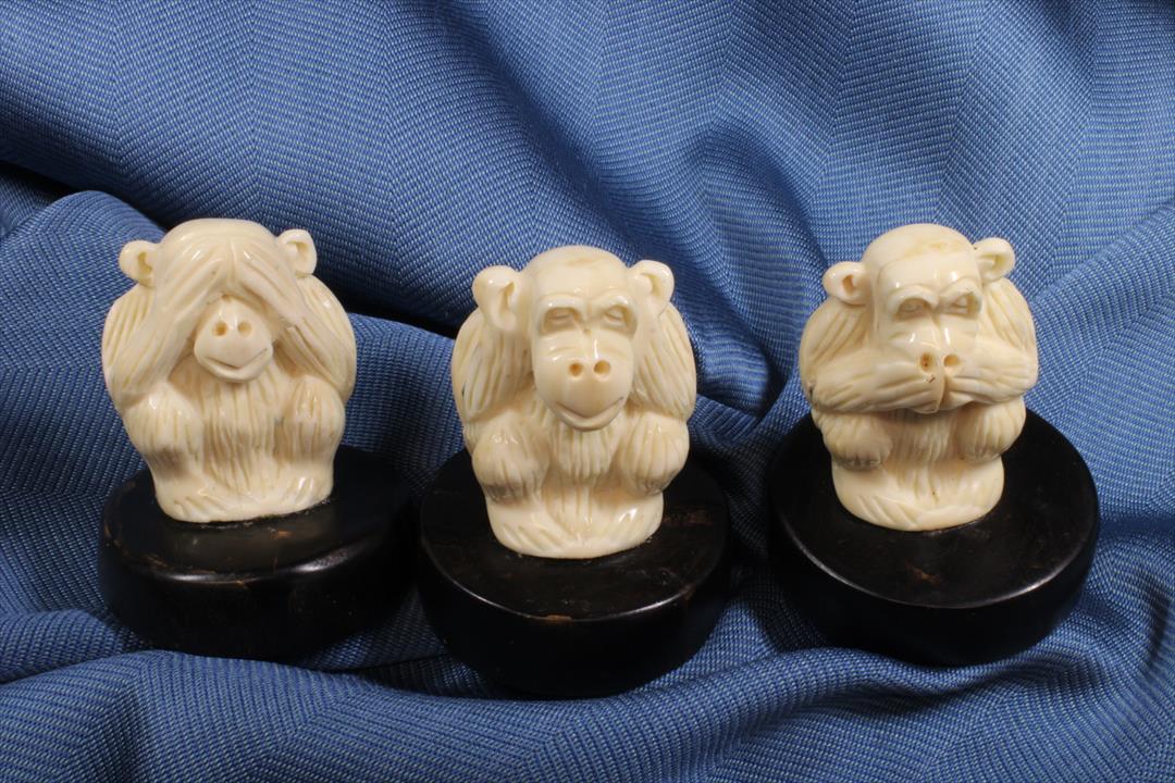 Antiques - SCULPTURES THREE WISE MONKEYS. BONE. (T)