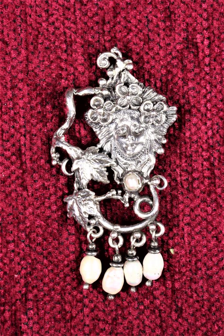 Antiques - SILVER BROOCH. MODERNIST WITH PEARLS. 20TH C. (T)