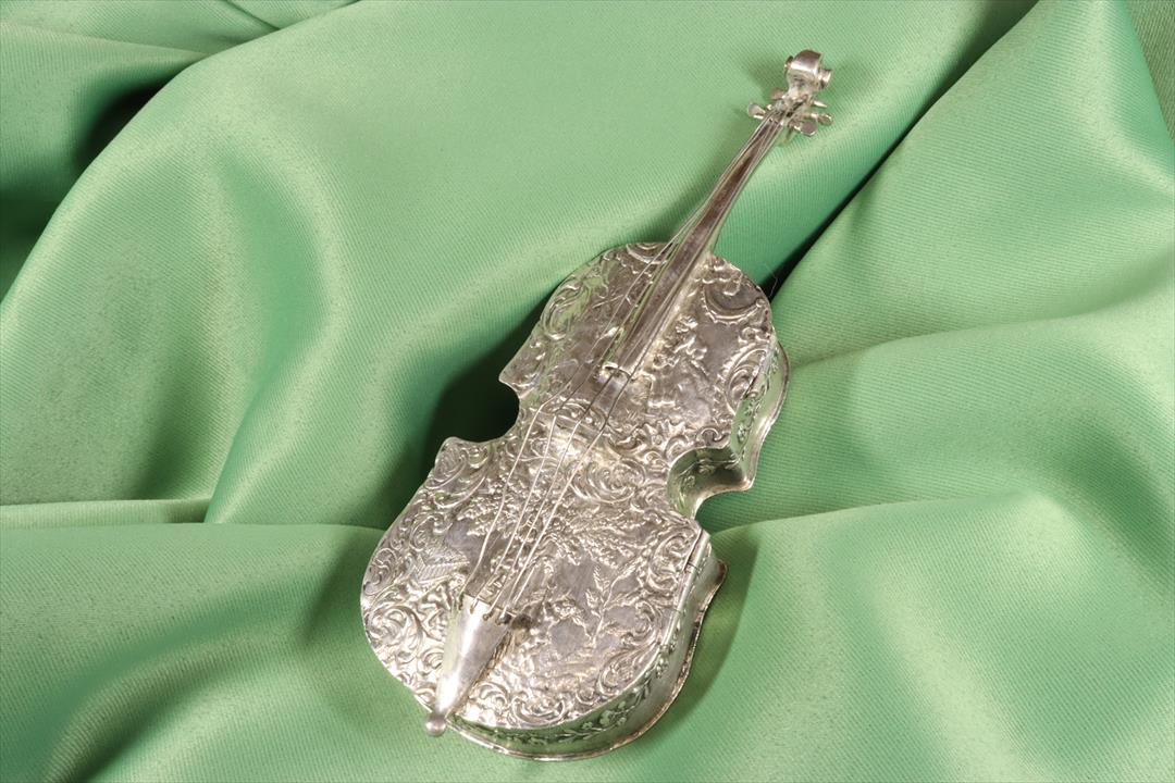 Antiques - SILVER CELLO BOX WITH BAS-RELIEF. S.XIX (T)