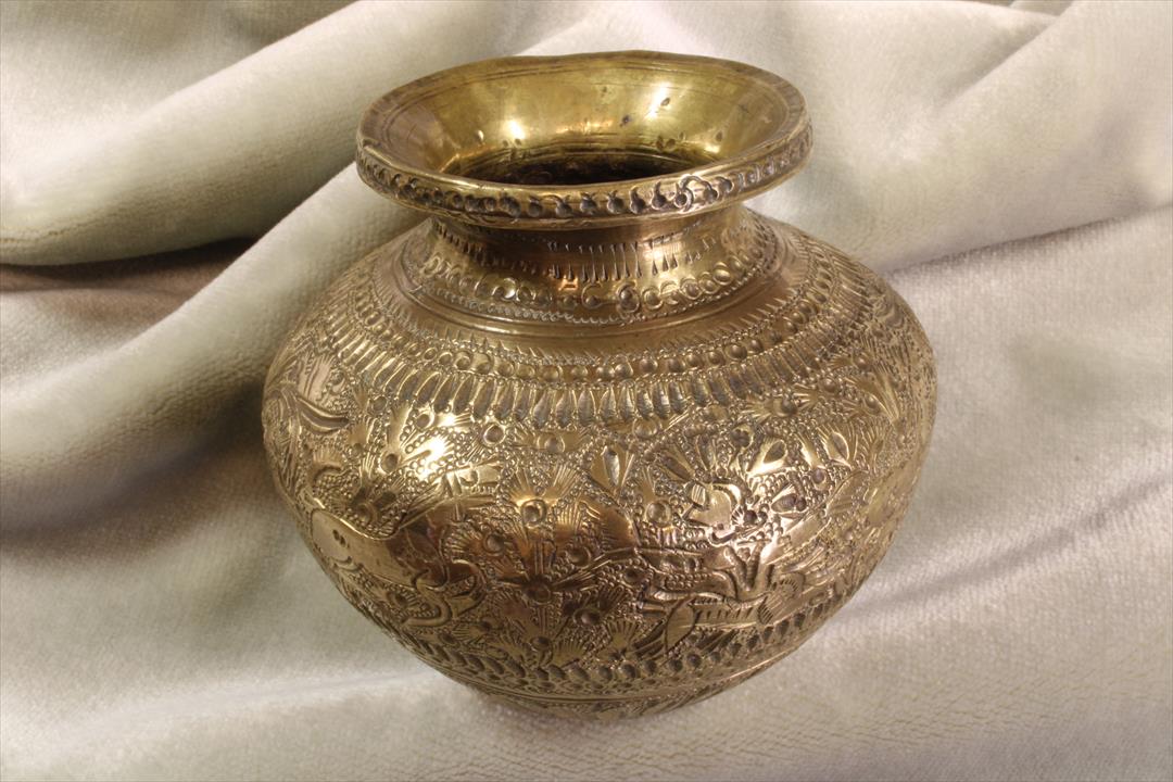 Antiques - SMALL CHISELLED VASE. INDO-PERSIAN. S.XIX. (T)