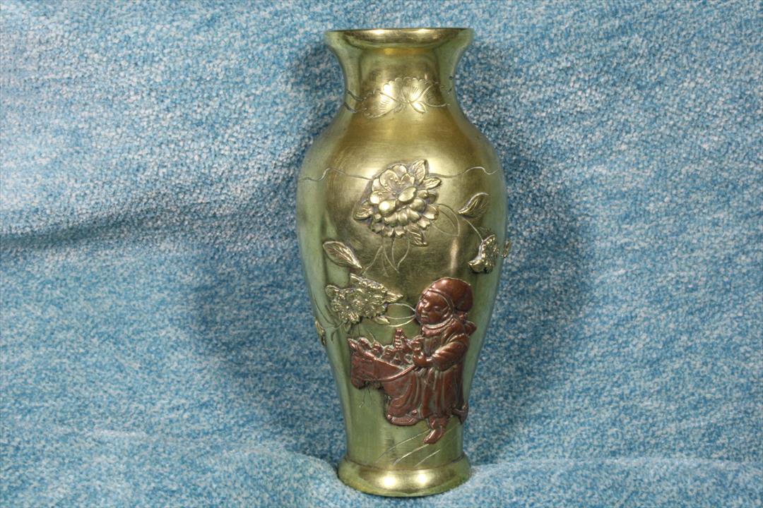 Antiques - SMALL JAPANESE VASE WITH RELIEF. (T)