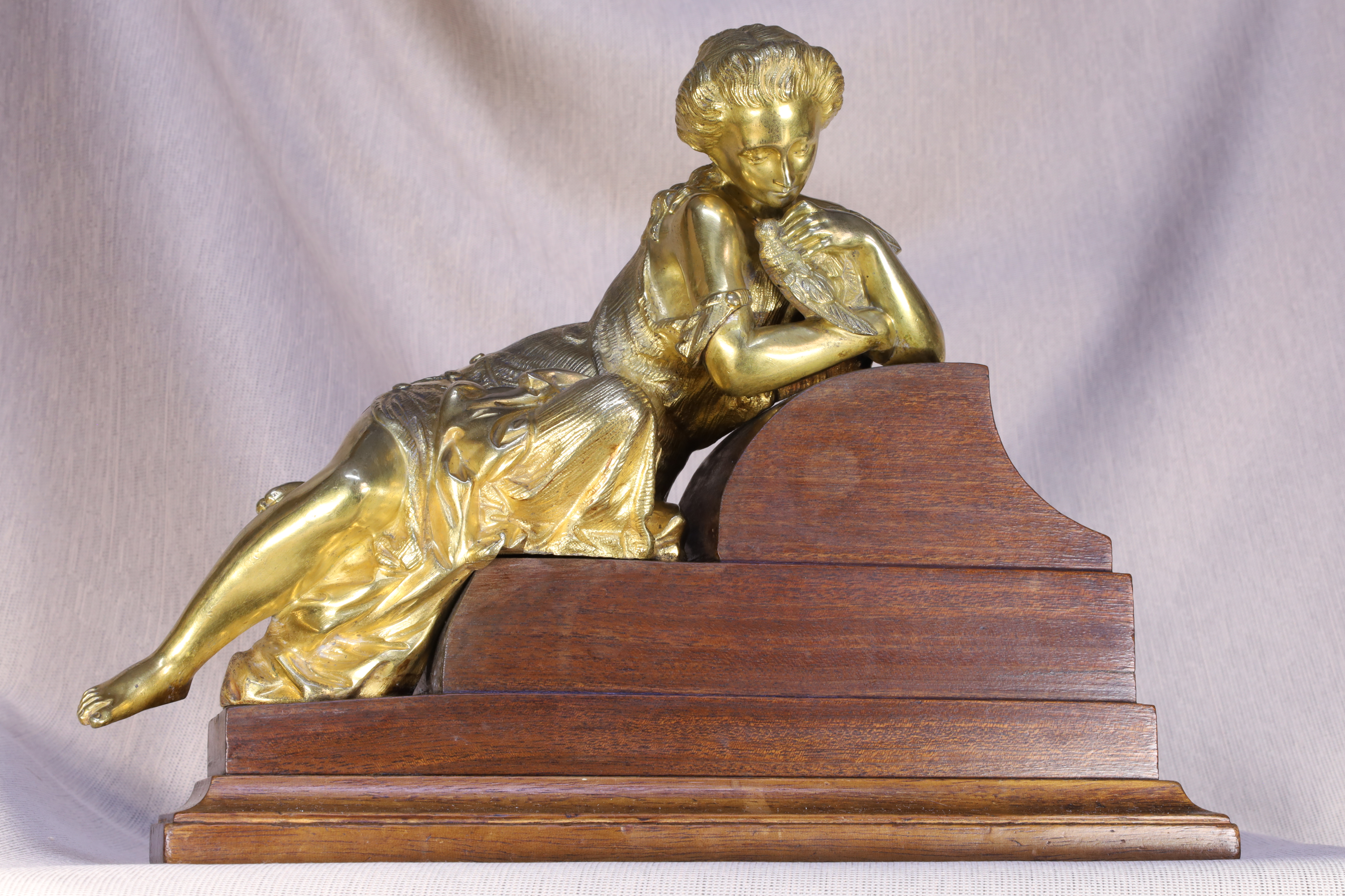 Antiguedades de ESCULTURA MUJER CON PÁJARO BRONCE DORADO AL MERCURIO SXIX